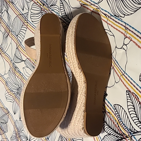 Banana Republic Wedge Sandals - Size 8.5 - Picture 6 of 10